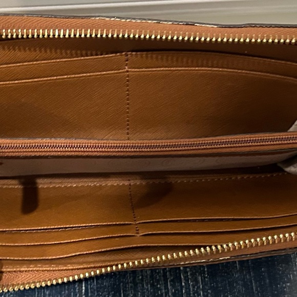 Michael Kors Wallet - Picture 4 of 7